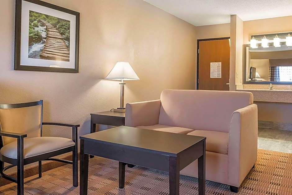 Quality Inn & Suites Pittsburgh Harmarville