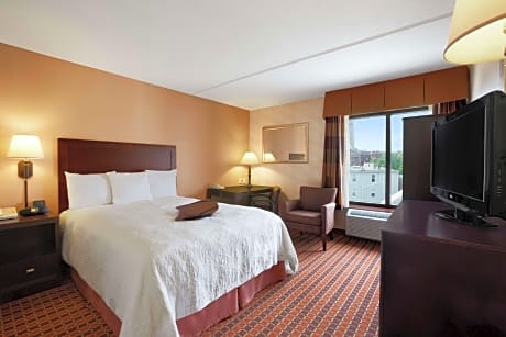 1 QUEEN MOBILITY ACCESS W/TUB NONSMOKING HDTV/FREE WI-FI/WORK AREA HOT BREAKFAST INCLUDED