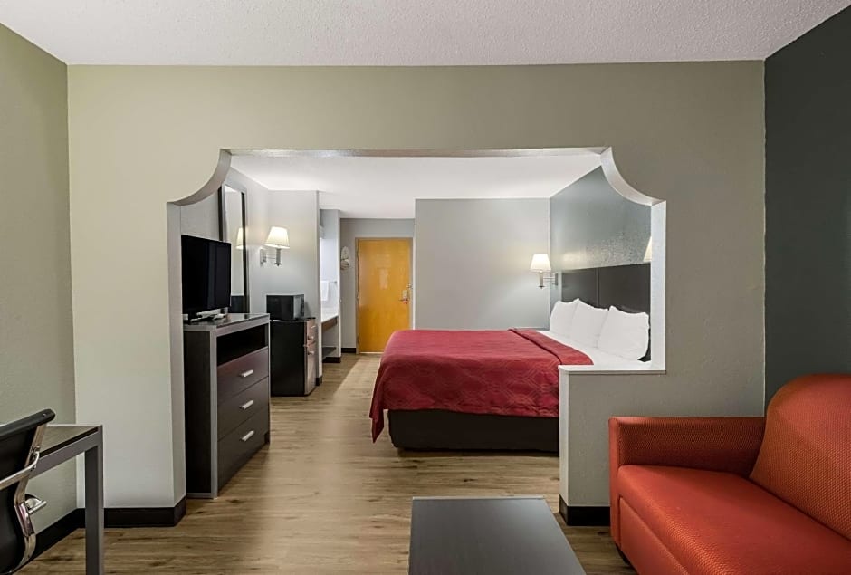 Econo Lodge Inn & Suites