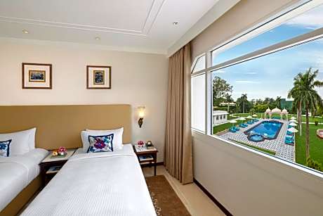 Deluxe Room Pool View Twin Bed