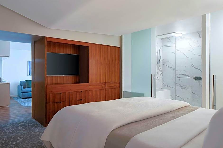 Photo 1 of 7 of Suite, Corner, Club Level