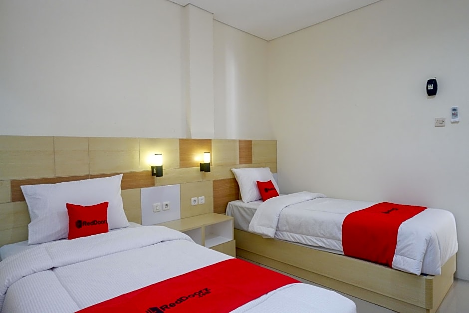 RedDoorz Plus near Pasar Gede Solo