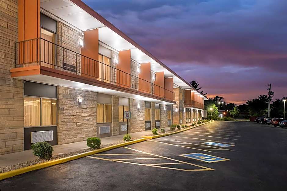 Travelodge by Wyndham Bloomington 