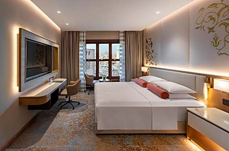 Deluxe King Suite Partial Kaaba View with Living Room - VIP Lounge Access
