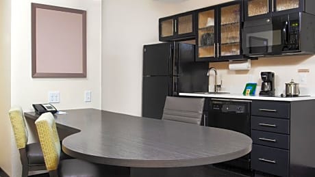 One-Bedroom King Room with Roll-in Shower - Hearing Accessible - Non-Smoking
