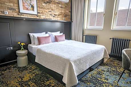 Medium Room with Bathtub and Air Conditioning