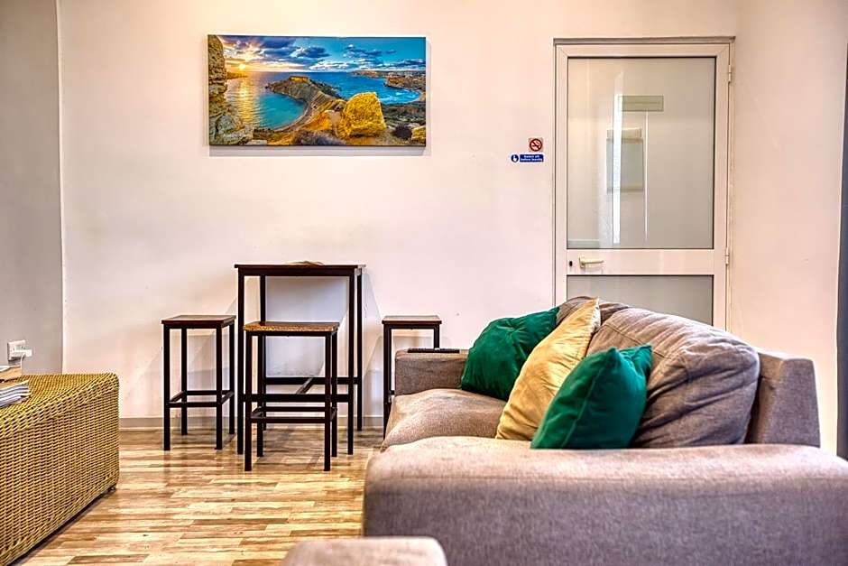 Bookarest Hostel Malta