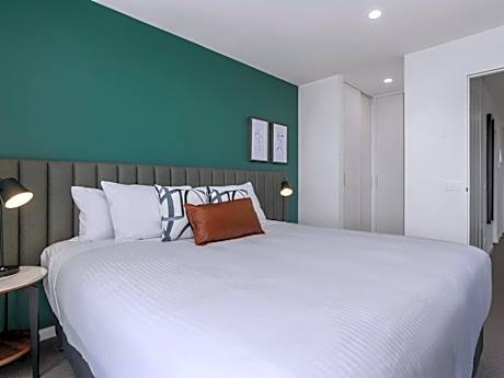 One-Bedroom Apartment with Sofa Bed