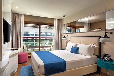 Superior Room with Queen Size Bed, Side Sea View