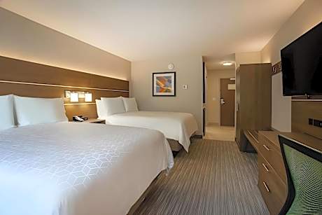 Standard Queen Room with Two Queen Beds and Mobility Accessible Tub