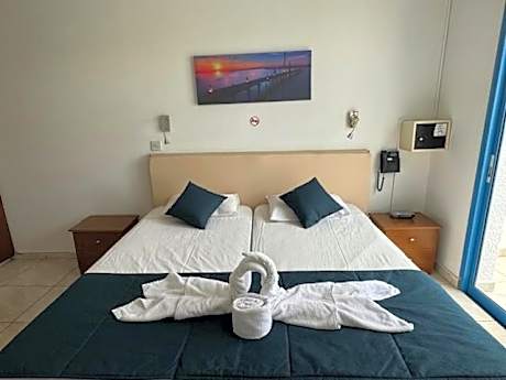 Apartment with Pool View