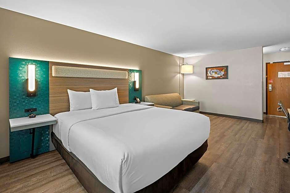 Econo Lodge Inn & Suites Santa Fe South