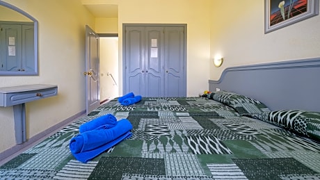 DELUXE 2 ADULTS + 2 CHILDREN