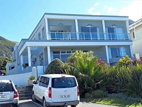 Hermanus Beachfront Lodge