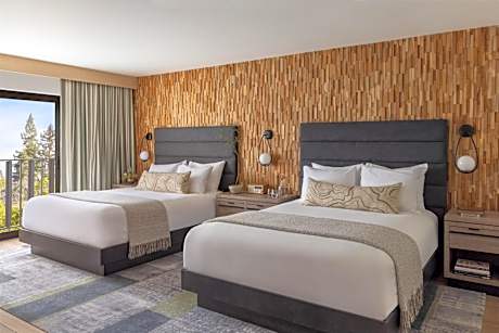Redwood Lawn Suite with Two Queen Beds and Roll-In Shower - Mobility Access