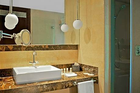 Premium Deluxe, Guest room, 1 King, Pyramids view
