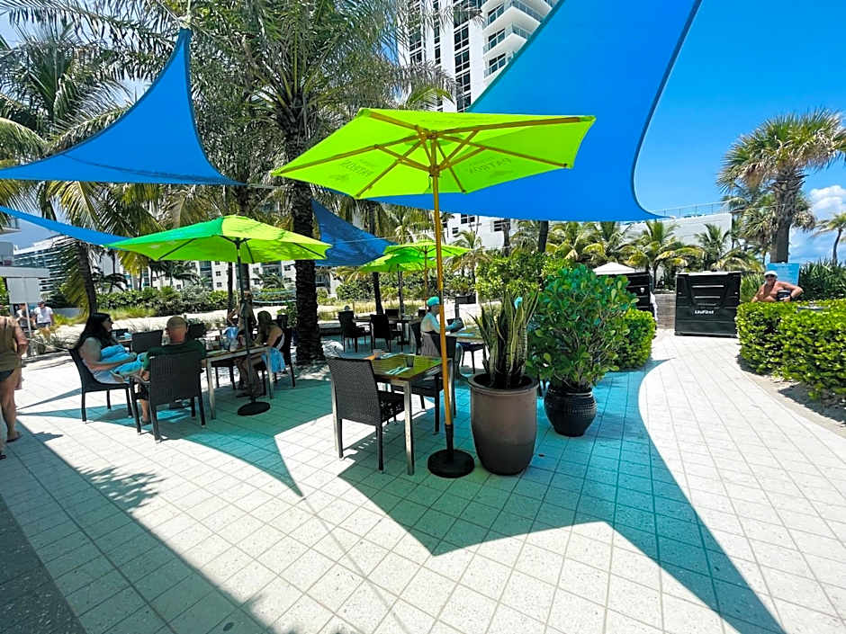 Beautiful penthouse condo with stunning views of both ocean and city
