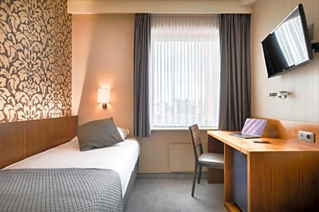 SINGLE ROOM