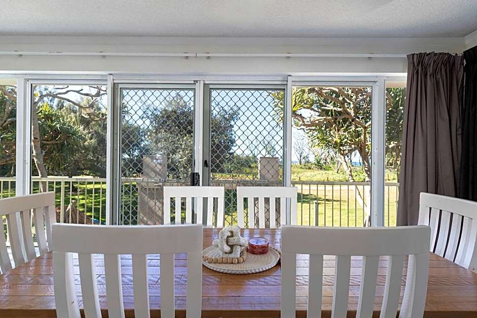 Surfside Buddina Beachfront 3bed Apt - Direct Beach Access