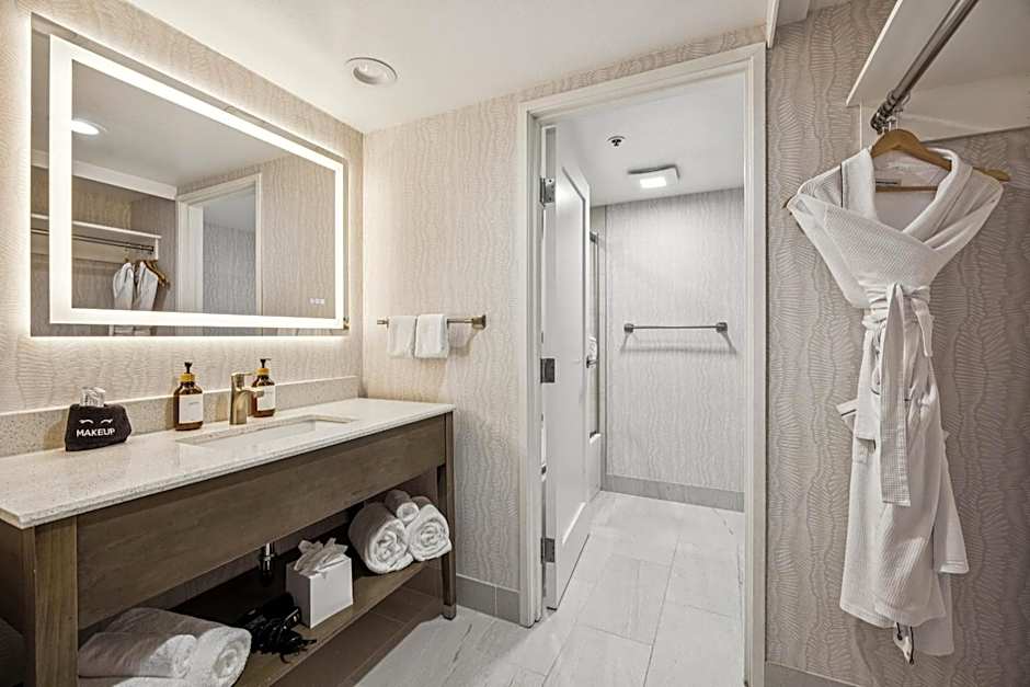 456 Embarcadero Inn & Suites