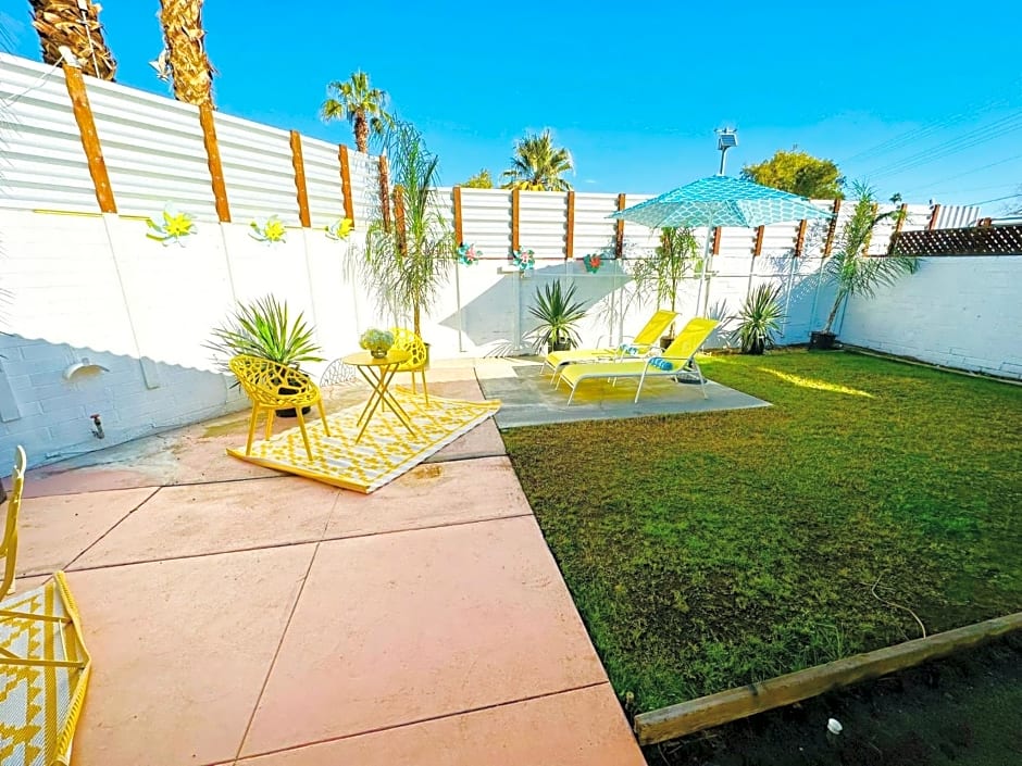 A PLACE IN THE SUN Garden Hotel - Big Units with Privacy Gardens & Heated Pool & Spa in 1 Acre Park Prime Location, PET Friendly