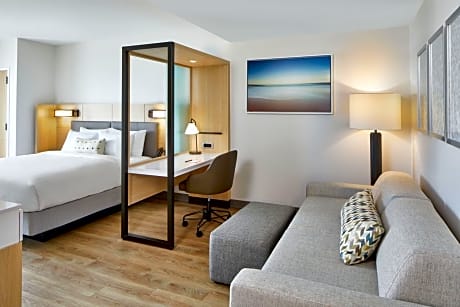 Studio King Suite with Inland View - Mobility Accessible with Tub