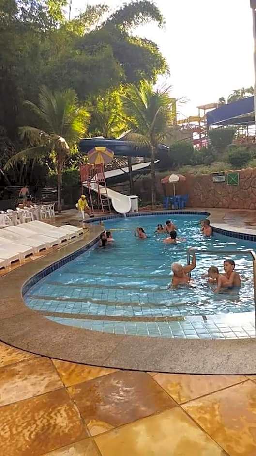 Golden Dolphin 3Pessoas com piscinas termais mais toalhas e roupas de cama lençóis travesseiros fronhas limpeza do check in impostos e taxas já incluso ATENÇÃO A hospedagem podera ocorrer no express ou Grand hotel,conforme a disponibilidade de apto