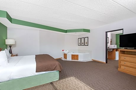 1 Queen Bed Deluxe Mobility Accessible Room Non-Smoking