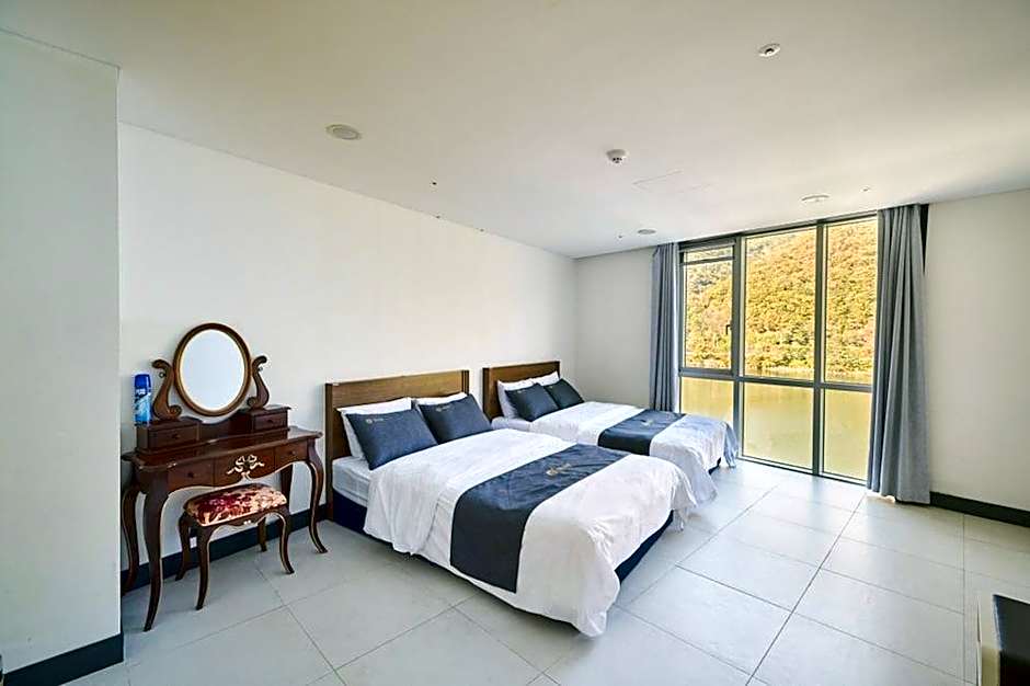 Crest72 Hotel