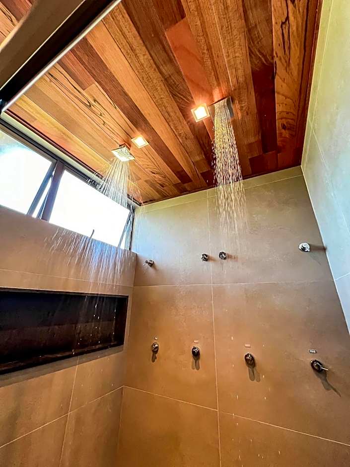 Casa com piscina aquecida, cozinheira, 30m do mar