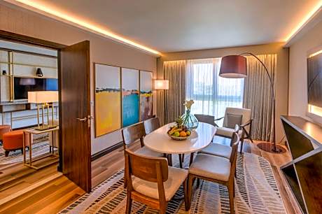 One-Bedroom Suite with Club Lounge Access