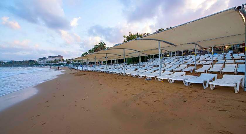 ARMAS GREEN FUGLA BEACH