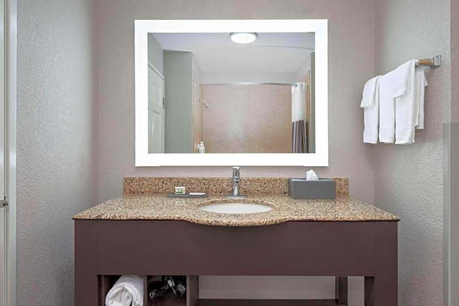 La Quinta Inn & Suites by Wyndham Alvarado