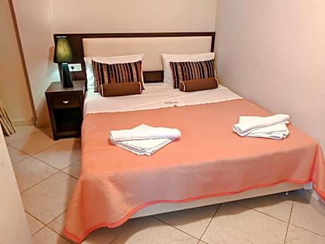 Deluxe Two-Bedroom Apartment (6 Adults)