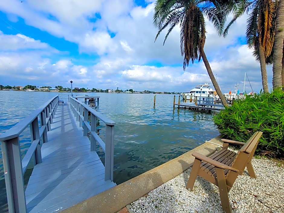 Searenity, Waterside studio in the heart of Treasure Island, walk to beach