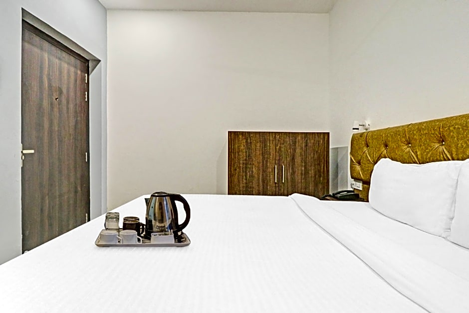 OYO 77788  Townhouse 405 Mall Road