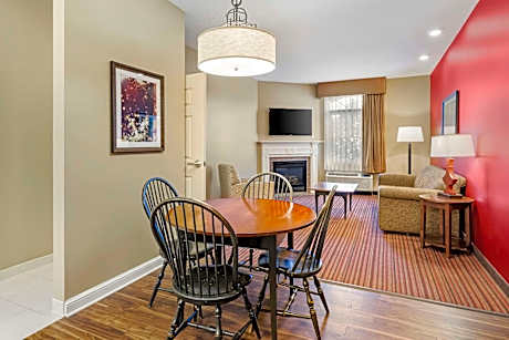 SUITE-2 QUEEN BEDS,NSMK,WHIRLPOOL,FIREPLC,KITCHNETT,SOFABED,FULL BREAKFAST