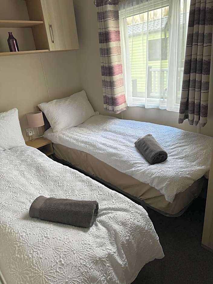 2 Bedroom Lakeview Lodge - Ensuite & Balcony Deck