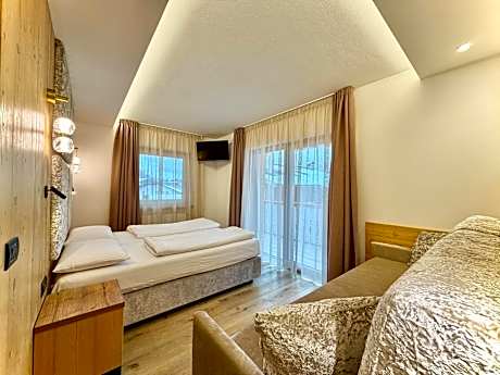 Quadruple Superior Room with Balcony and Mountain View