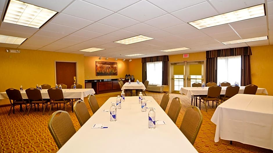 Holiday Inn Express Hotel & Suites Fort Atkinson