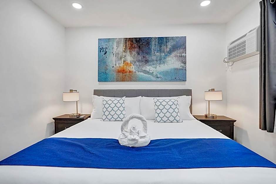 Cozy studio wbeach boardwalk steps kitchen