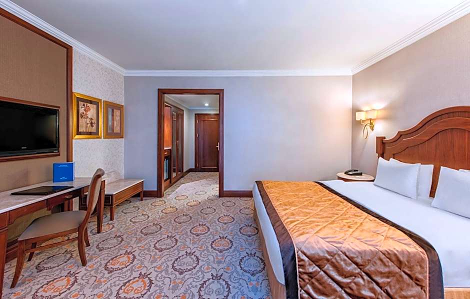 Photo 1 of 4 of Superior 1 Queen Bed