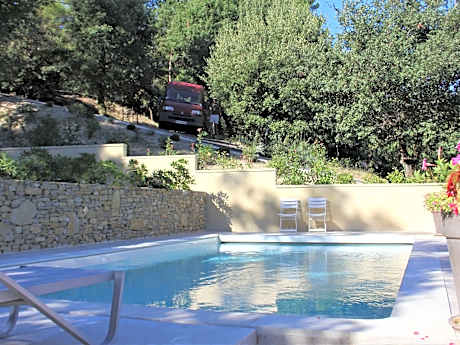 Modern gite with pool on large property of owner, 1 km from Provencal village