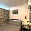 UNO'S Place with Karaoke,Wifi,Netflix and Balcony