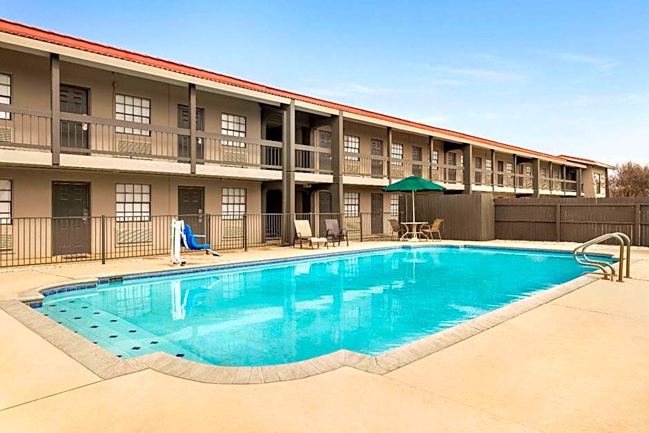 La Quinta Inn & Suites by Wyndham San Antonio Lackland