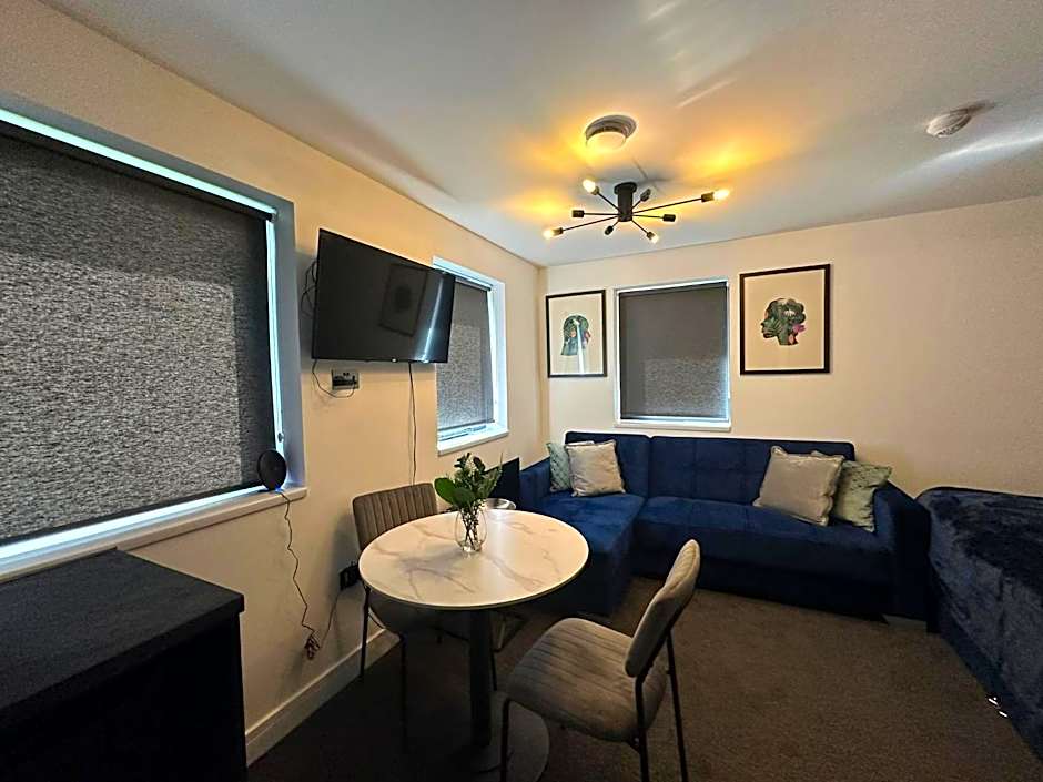 Adam Court Apartments - PE1 - Contractor Friendly - Choice of Studios or 1 Bed Apartments - Free Parking - Sofa Beds - Sky TV - Full Kitchen - Washer Dryer - WiFi