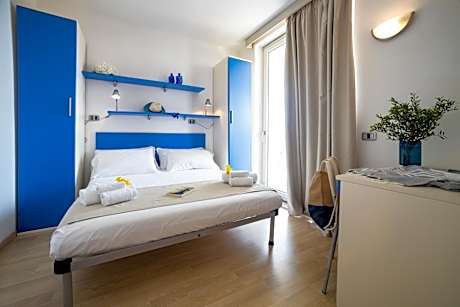 One-Bedroom Apartment with Lateral Sea View