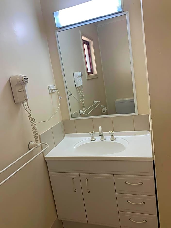 Outback Quarters Motel Hay and Restaurant