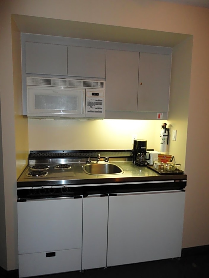 Rosedale on Robson Suite Hotel