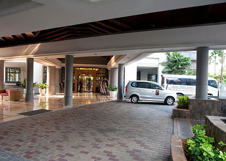 Grand Tropic Suites Hotel